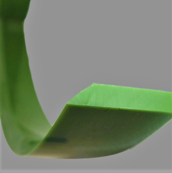 Detalhe da tira de poliuretano verde 70 sh chanfrada