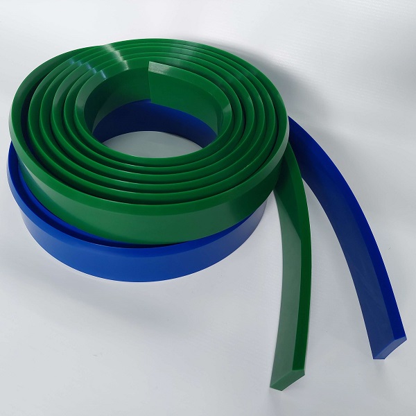 Um rolo de tira de poliuretano azul e um rolo de tira de poliuretano verde chanfradas