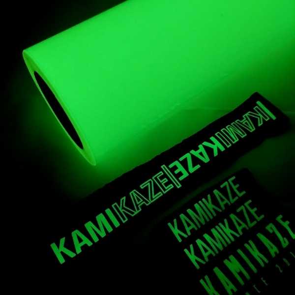 rolo do filme de recorte brilha no escuro e aplicação em tecido com efeito de luminescência verde